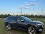 Toyota RAV4 2019 года за 10 000 000 тг. в Актобе – фото 2