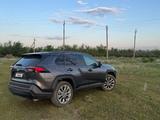 Toyota RAV4 2019 года за 10 000 000 тг. в Актобе – фото 3