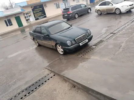 Mercedes-Benz E 320 1996 года за 2 600 000 тг. в Жанаозен