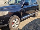 Volkswagen Touareg 2005 года за 3 900 000 тг. в Усть-Каменогорск – фото 2