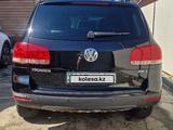 Volkswagen Touareg 2005 года за 3 900 000 тг. в Усть-Каменогорск – фото 3