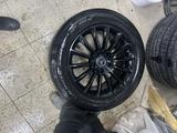 Комплект летних шин пирелли с оригинальными дисками на гелендваген за 750 000 тг. в Астана