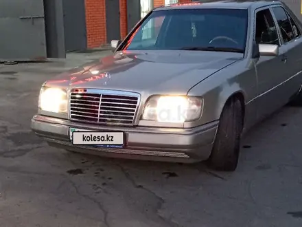 Mercedes-Benz E 320 1991 года за 3 277 000 тг. в Алматы – фото 2