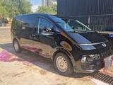 Hyundai Staria 2024 года за 22 400 000 тг. в Алматы – фото 2