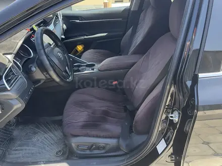 Toyota Camry 2020 года за 10 500 000 тг. в Атырау – фото 12
