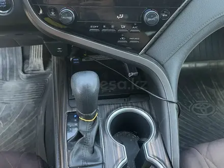 Toyota Camry 2020 года за 10 500 000 тг. в Атырау – фото 15