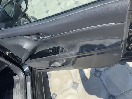 Toyota Camry 2020 года за 10 500 000 тг. в Атырау – фото 17