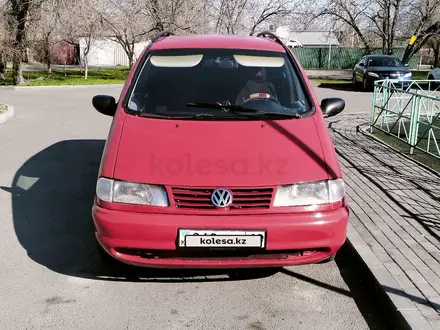 Volkswagen Sharan 1997 года за 1 500 000 тг. в Талдыкорган – фото 2