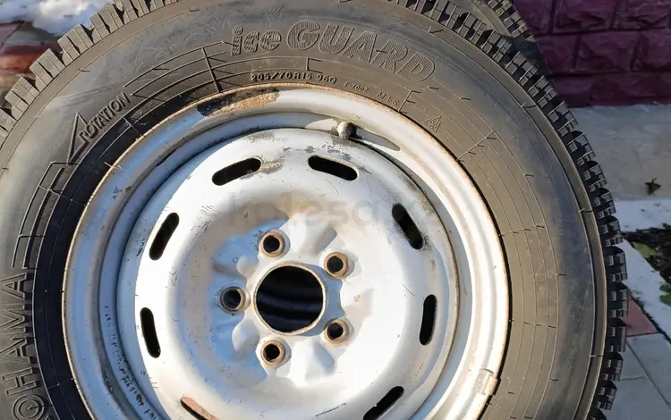 Шины шипованные YOKOHAMA 205/70 R15 с дисками 5х114.3 за 120 000 тг. в Павлодар
