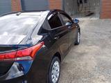 Hyundai Solaris 2019 года за 3 500 000 тг. в Атырау – фото 2