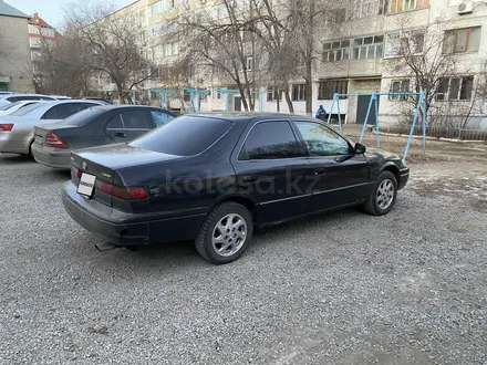 Toyota Camry 1999 года за 2 350 000 тг. в Актобе – фото 3