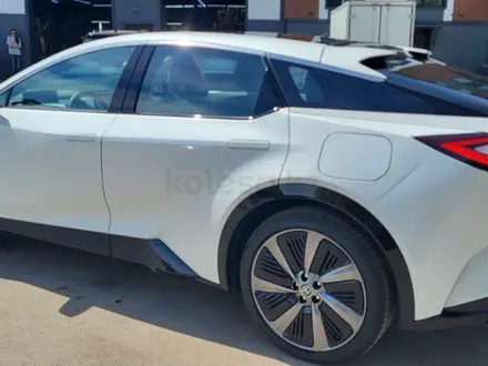 Toyota bZ5 2025 года за 11 400 000 тг. в Караганда – фото 3