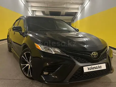 Toyota Camry 2018 года за 11 100 000 тг. в Алматы