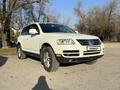 Volkswagen Touareg 2006 годаfor6 800 000 тг. в Алматы – фото 2