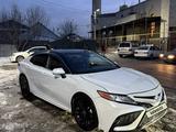 Toyota Camry 2021 года за 13 400 000 тг. в Алматы