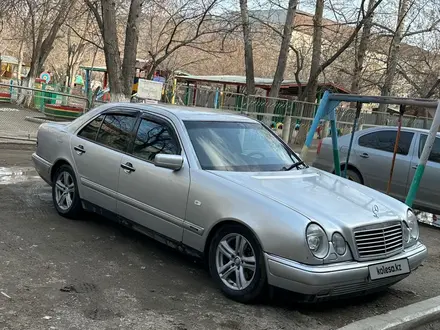 Mercedes-Benz E 230 1996 года за 2 950 000 тг. в Семей