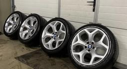 Резина Toyo зимняя с комплектом дисков BMW за 500 000 тг. в Шымкент