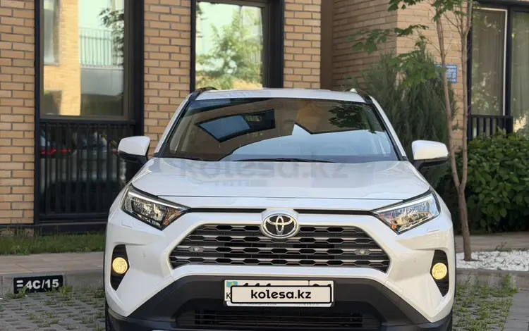 Toyota RAV4 2019 года за 13 990 000 тг. в Алматы