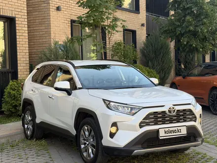 Toyota RAV4 2019 года за 13 990 000 тг. в Алматы – фото 2