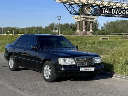 Mercedes-Benz E 220 1994 года за 2 300 000 тг. в Талдыкорган – фото 2