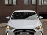 Hyundai Elantra 2018 года за 3 850 000 тг. в Уральск – фото 2