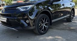 Toyota RAV4 2017 года за 11 500 000 тг. в Караганда – фото 2