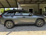 Toyota RAV4 2022 года за 19 500 000 тг. в Алматы – фото 2