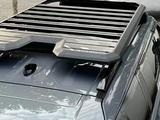 Багажник на крышу Hyundai Santa Fe с боковой лестницей за 495 000 тг. в Алматы – фото 3