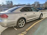 Volkswagen Passat 2013 года за 4 200 000 тг. в Актобе – фото 5