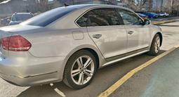 Volkswagen Passat 2013 года за 4 200 000 тг. в Актобе – фото 5