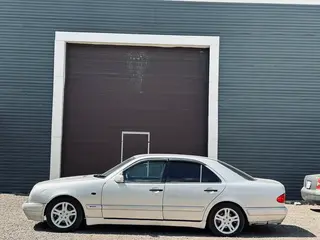 Mercedes-Benz E 230
