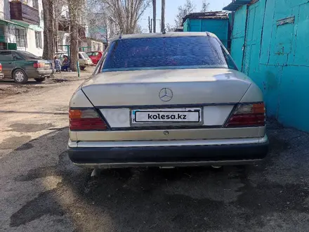 Mercedes-Benz E 200 1989 года за 800 000 тг. в Астана – фото 4