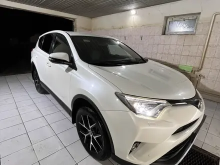 Toyota RAV4 2017 года за 11 500 000 тг. в Атырау – фото 2