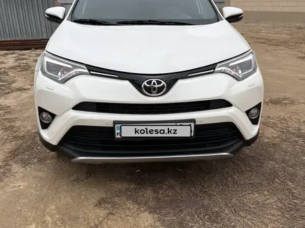 Toyota RAV4 2017 года за 11 500 000 тг. в Атырау