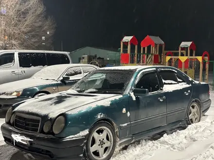 Mercedes-Benz E 230 1997 года за 800 000 тг. в Караганда