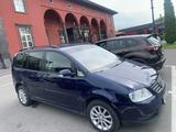 Volkswagen Touran 2005 года за 3 500 000 тг. в Алматы – фото 2