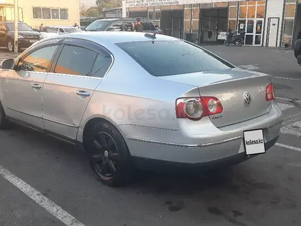 Volkswagen Passat 2005 года за 3 100 000 тг. в Алматы – фото 21