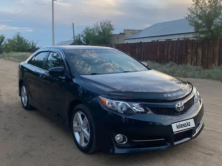 Toyota Camry 2014 года за 6 200 000 тг. в Актобе – фото 2