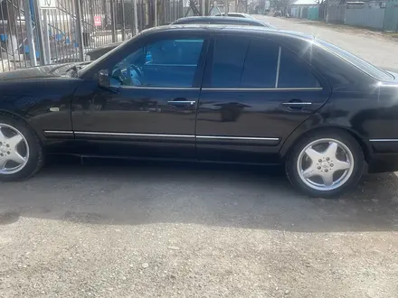 Mercedes-Benz E 320 2000 года за 4 600 000 тг. в Тараз – фото 2