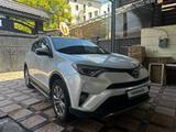 Toyota RAV4 2018 года за 14 000 000 тг. в Шымкент