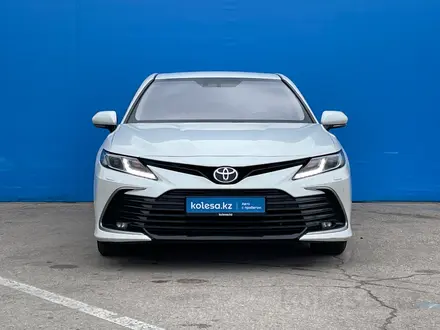 Toyota Camry 2021 года за 14 880 000 тг. в Алматы – фото 2