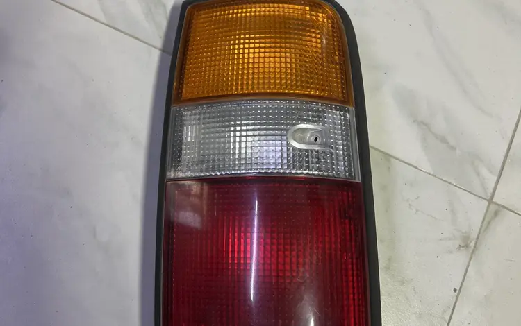 Правый фонарь для Toyota Land Cruiser 80 за 12 000 тг. в Актобе