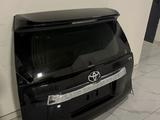 Крышка багажника в сборе на TOYOTA LAND CRUISER PRADO за 750 000 тг. в Алматы – фото 2