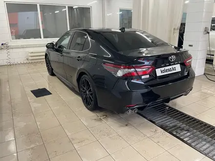 Toyota Camry 2021 года за 13 000 000 тг. в Атырау – фото 9