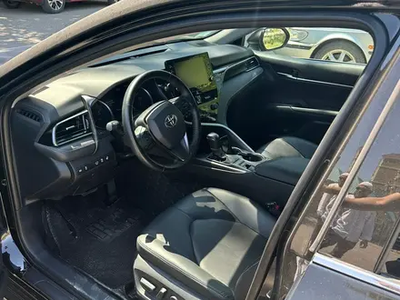 Toyota Camry 2021 года за 13 000 000 тг. в Атырау – фото 4
