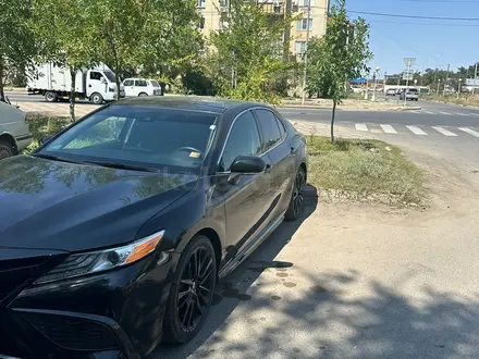 Toyota Camry 2021 года за 13 000 000 тг. в Атырау – фото 5