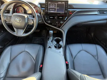 Toyota Camry 2021 года за 13 000 000 тг. в Атырау – фото 8