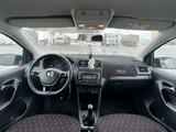 Volkswagen Polo 2015 года за 4 200 000 тг. в Уральск – фото 2
