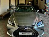 Lexus ES 300h 2022 года за 27 600 000 тг. в Алматы – фото 2