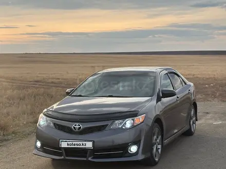 Toyota Camry 2014 года за 9 800 000 тг. в Уральск – фото 2